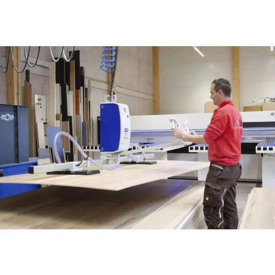 VacuMaster rukuje drvenom tablom