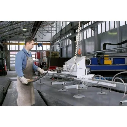 VacuMaster rukuje velikom metalnom pločom